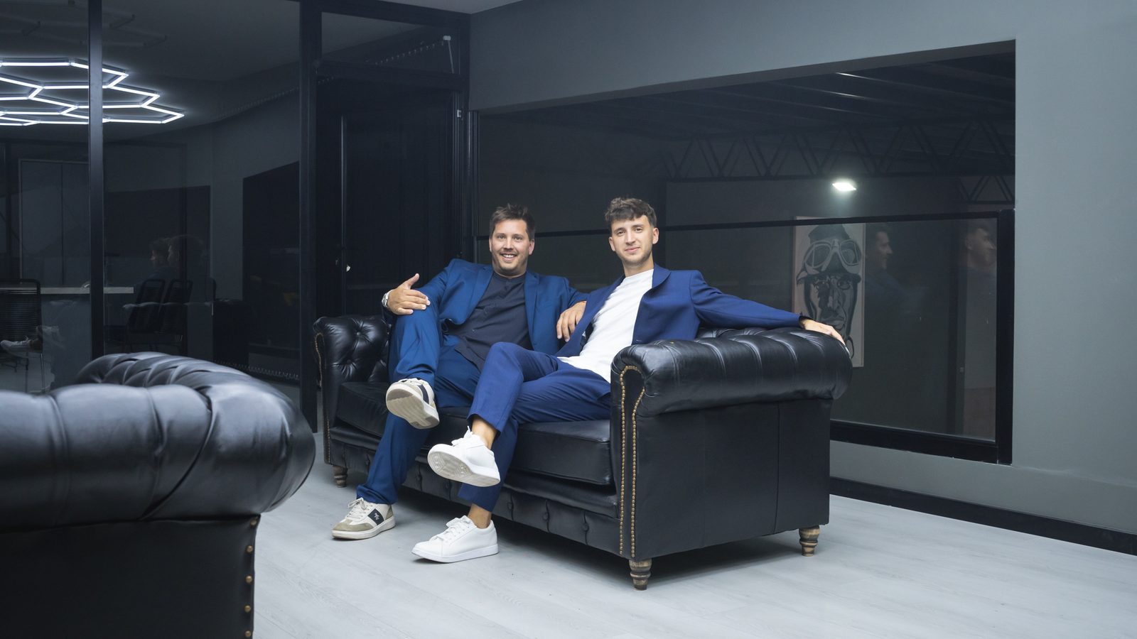 Federico y Agustín, socios de F27 Automotores, en el salón de Puerto Madryn