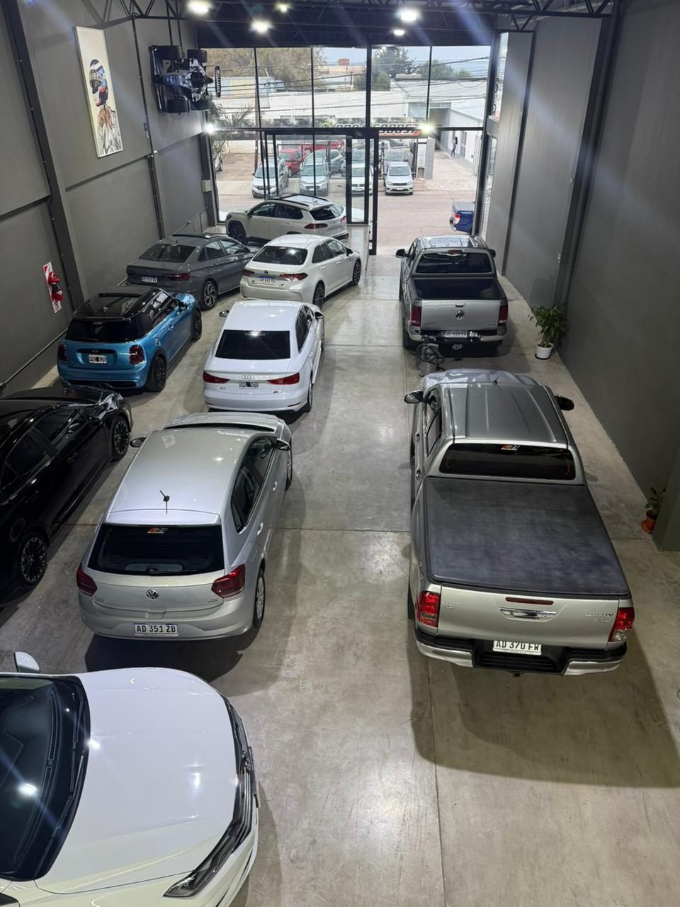 Vista aérea del salón F27 con sedanes, hatchbacks y pickups en el día a día